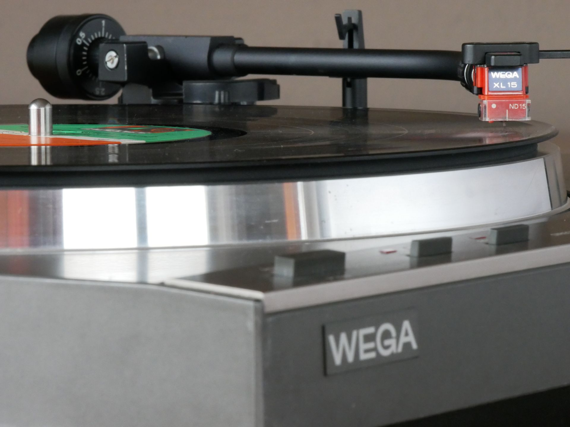 WEGA P 700 Phono: Plattenteller und Tonarm 