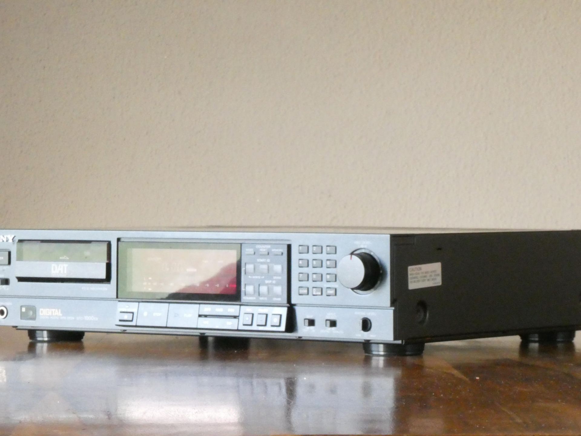 SONY DTC-1000es Front rechts ohne Seitenteile (c) hifi-vintage-shop.com