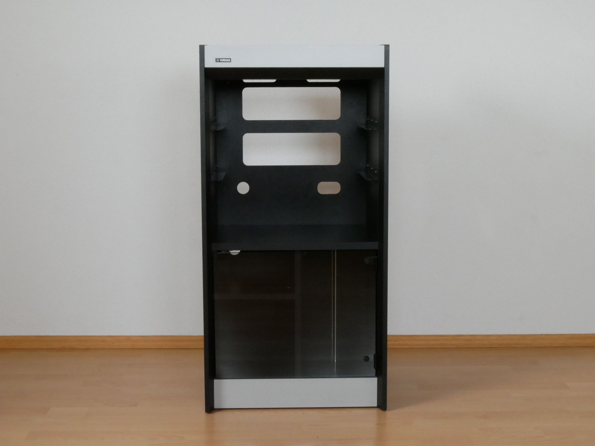 YAMAHA Rack LC-V 1: von vorne leer 
