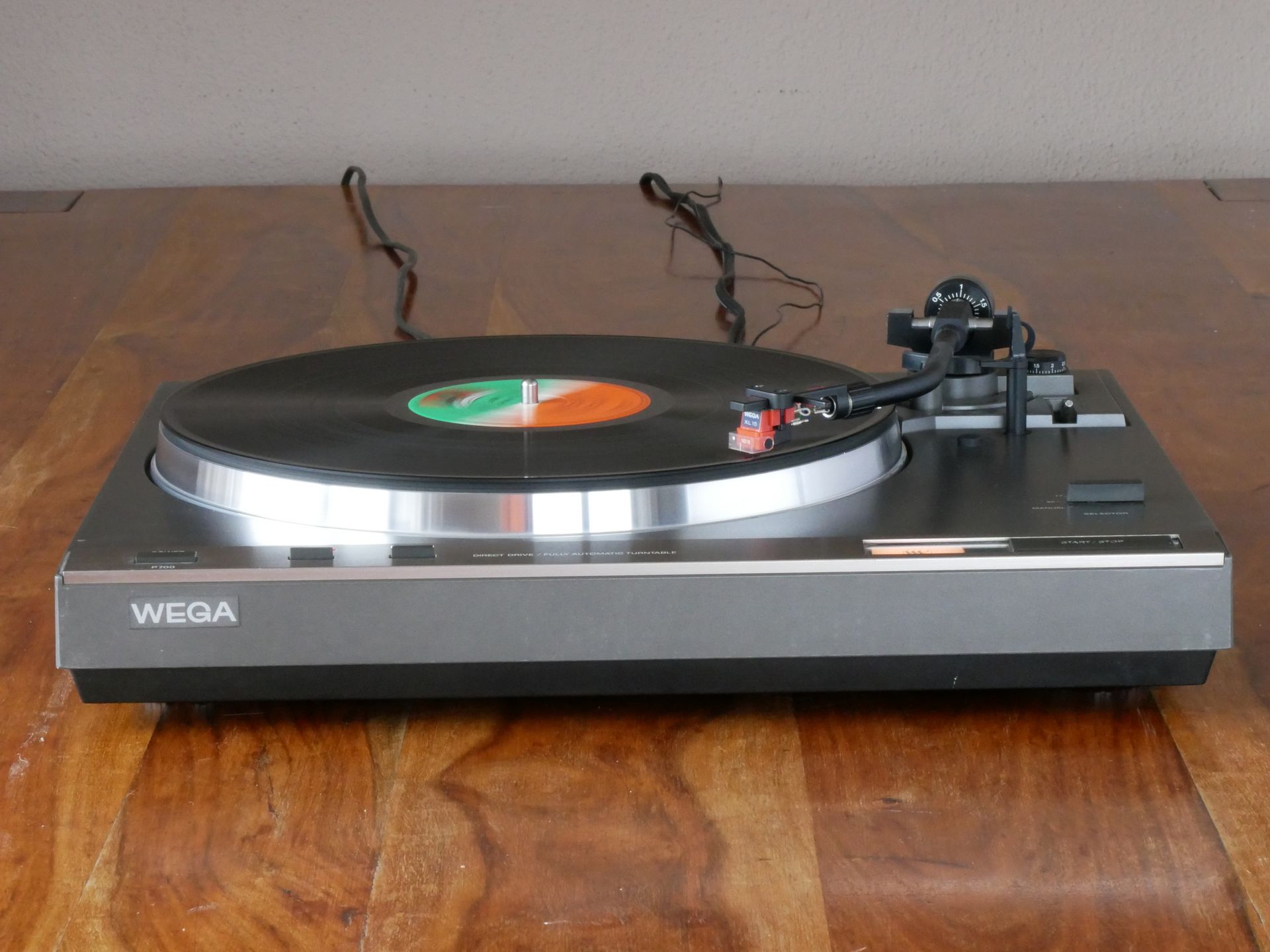 WEGA P 700 Phono: von vorne ohne Deckel 
