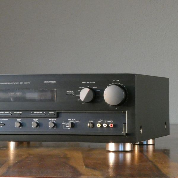 YAMAHA DSP-A2070: vorne rechts, geöffnet 