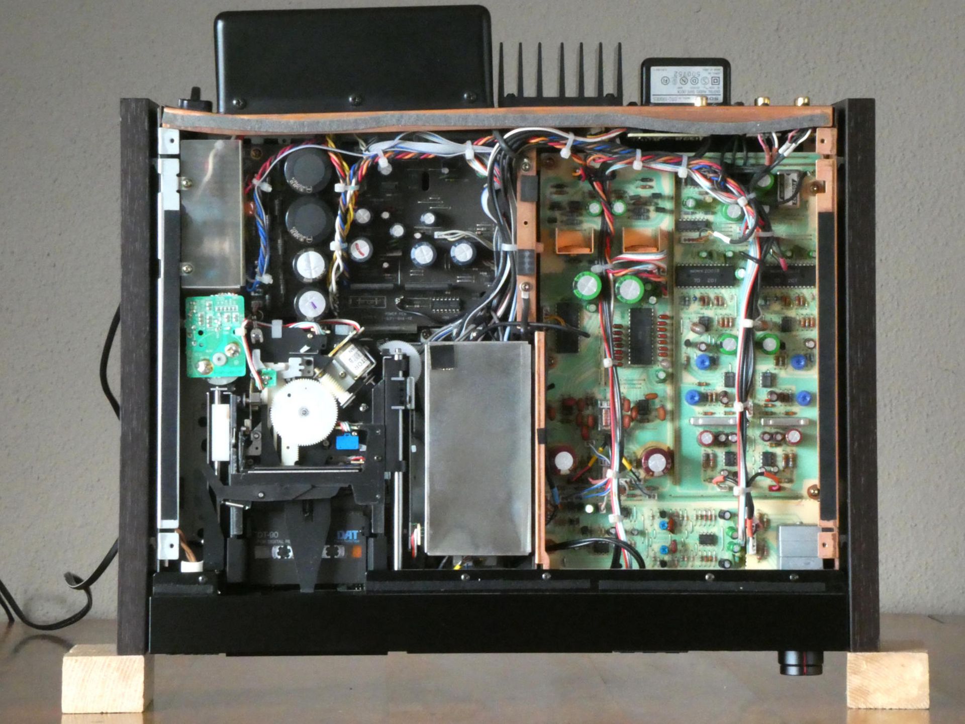 SONY DTC-1000es innen oben (c) hifi-vintage-shop.com