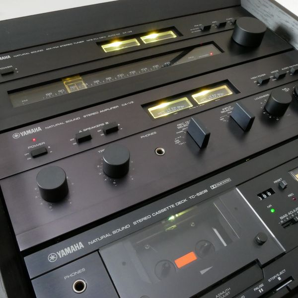 YAMAHA Rack LC-V 1: vorne von unten links 